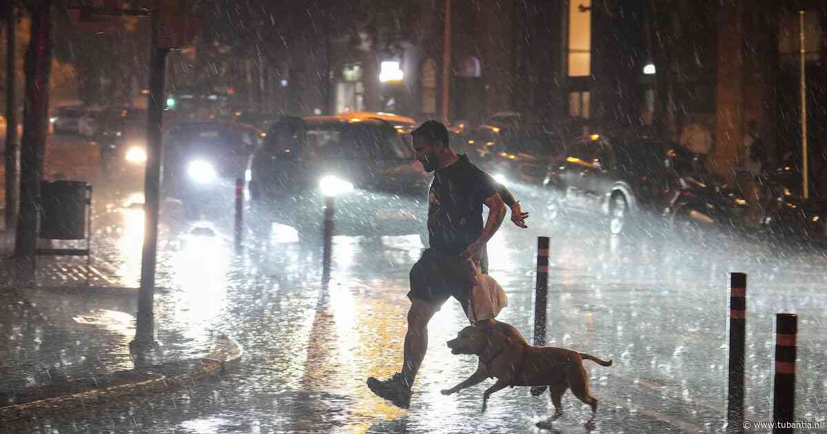 Recordregen en overstromingen treffen Barcelona en omstreken, treinverkeer grotendeels stilgelegd