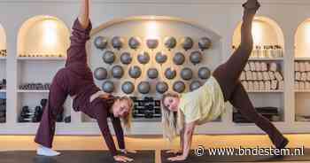 Razend populair onder vrouwen: naar pilates (in hippe legging en met beker matcha)