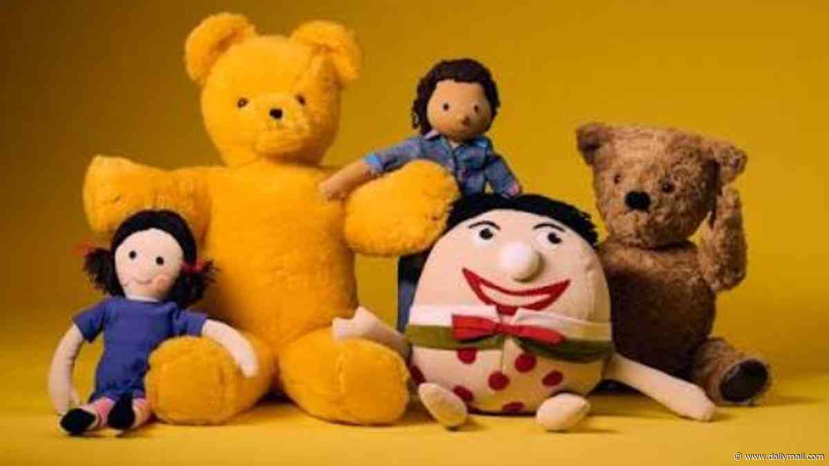 Tributes pour in as original Play School presenter Alister Smart dies