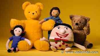 Tributes pour in as original Play School presenter Alister Smart dies