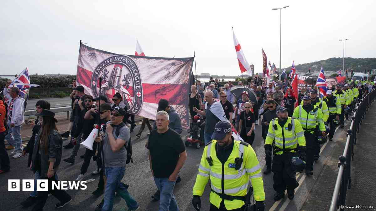 Anti-migrant protest at Dover amid face mask ban