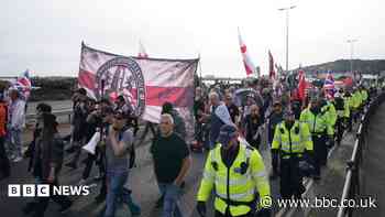 Anti-migrant protest at Dover amid face mask ban