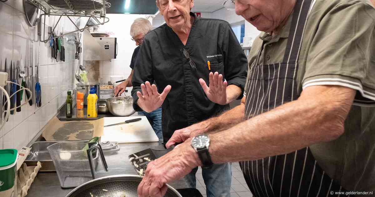 Voormalig chef-kok leidt succesvolle kookclub voor weduwnaars: ‘Het gaat niet om mij, maar om deze mannen’