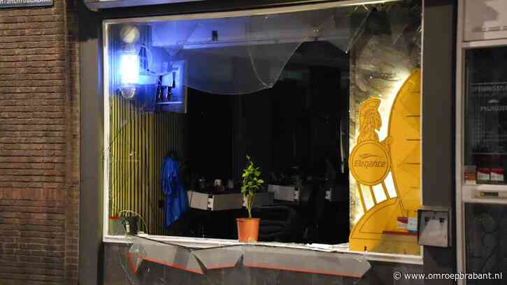 Gevel kapsalon Hassan verwoest door explosie in Den Bosch, huizen ontruimd
