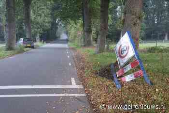 Auto ramt verkeersbord, bestuurder spoorloos