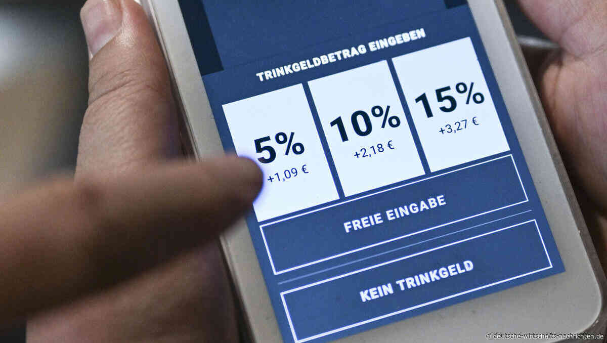 Sie bezahlte ein Croissant mit Karte und tippte ihre PIN ins Trinkgeldfeld