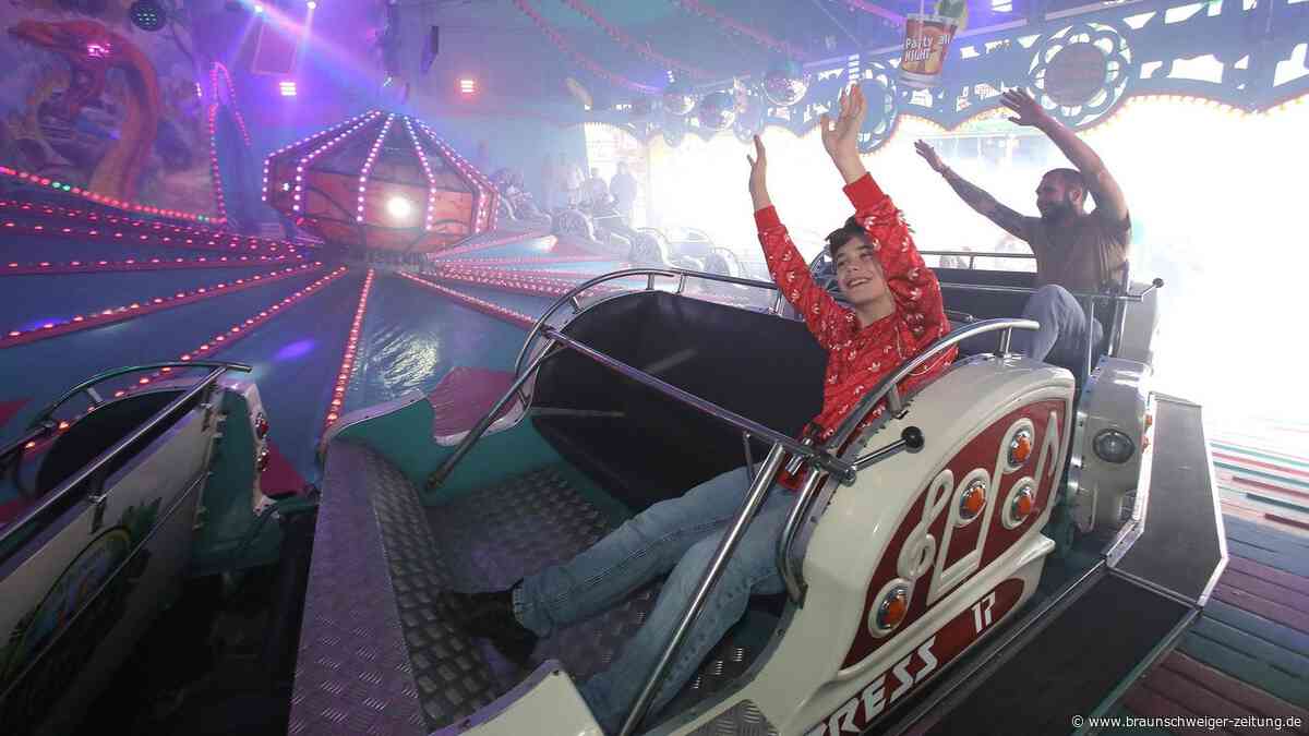 Achterbahn, Zuckerwatte und Co.: 28 bunte Bilder von Braunschweigs Herbstmesse