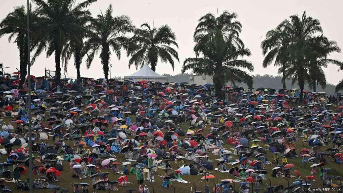 Bahrain Grand Prix in Malaysia LIVE! Formation lap under way shortly after delayed race start