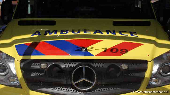 Gewonde man valt ambulancepersoneel aan dat hem wil helpen na val van trap