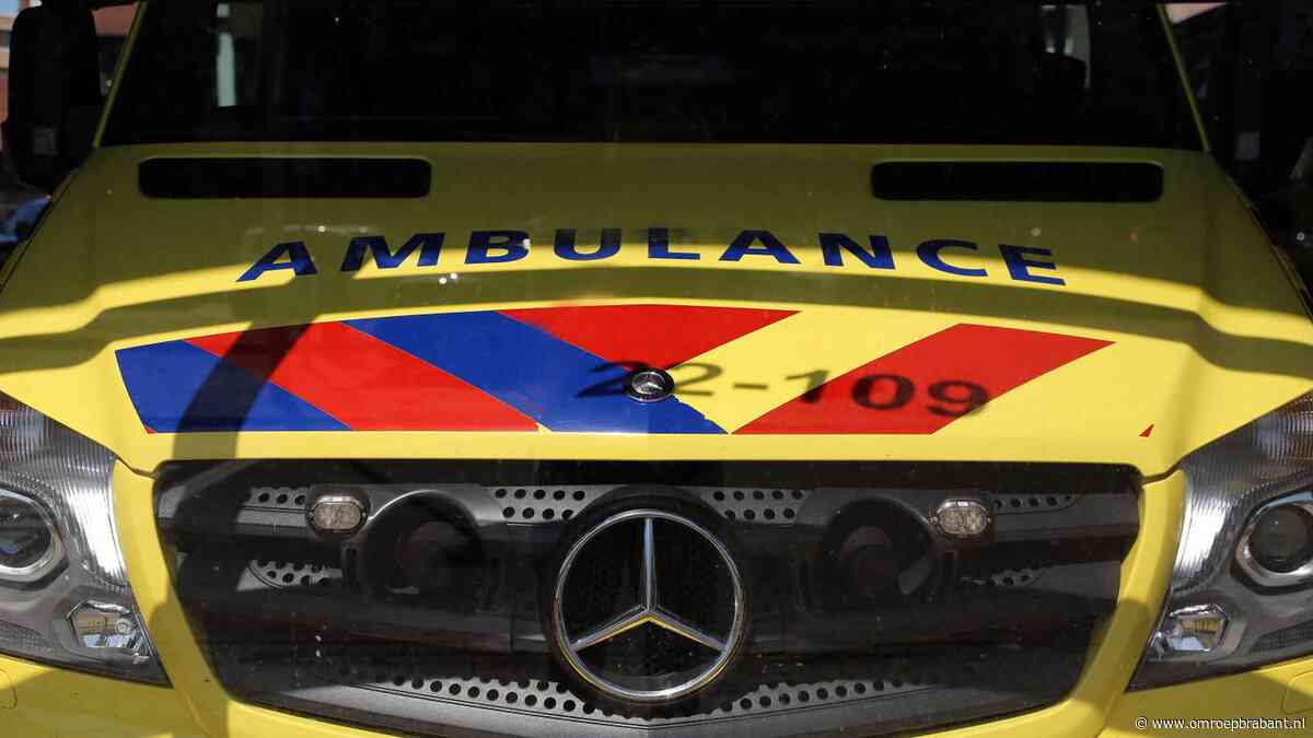 Gewonde man valt ambulancepersoneel aan dat hem wil helpen na val van trap