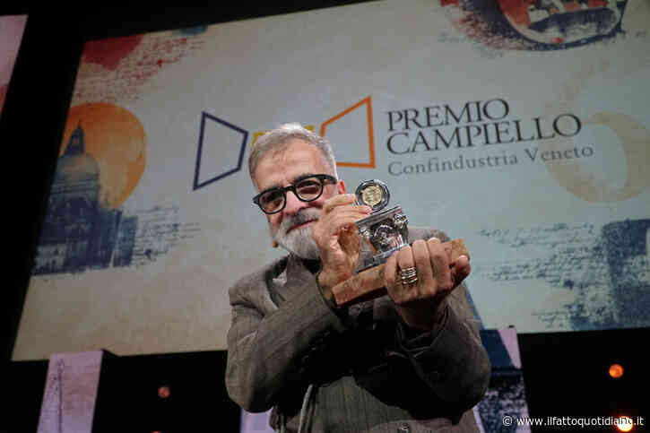 “Voglio ringraziare una donna bellissima, tutt’altro che livorosa: Michela Murgia”: Marcello Fois vince il Premio Campiello 2026 con “L’immensa distrazione”. Così la sua vittoria sancisce l’anno d’oro di Eianudi