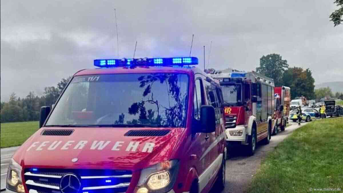 Polizeiauto fährt mit Blaulicht in Kreuzung: Schwerer Zusammenstoß mit vier beschädigten Fahrzeugen