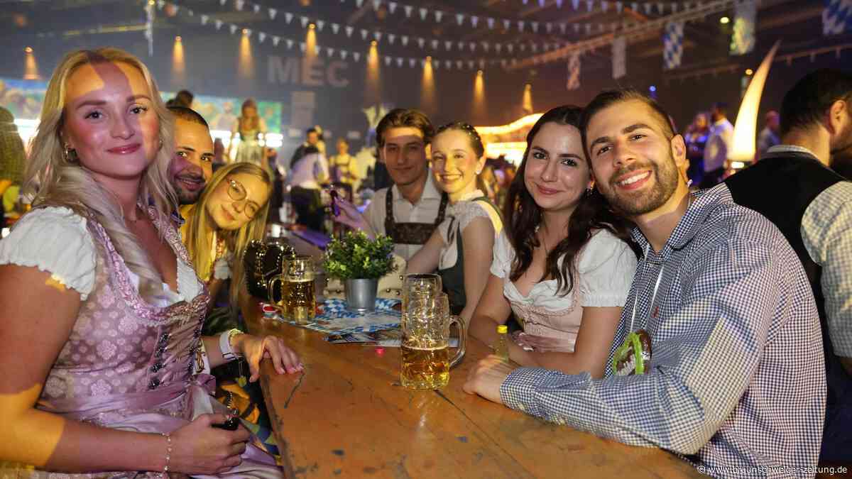 O’zapft is: 74 launige Partyfotos vom Oktoberfest in Braunschweigs MEC am Samstag