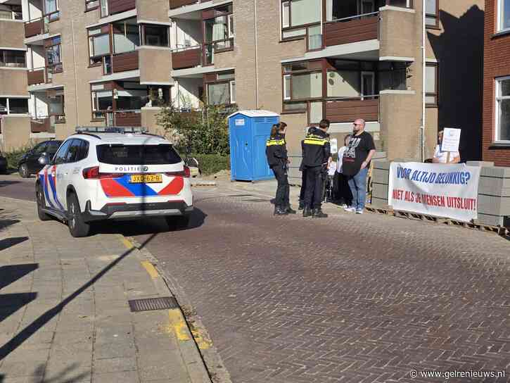 Oud-leden Jehovah’s Getuigen demonstreren voor Koninkrijkszaal