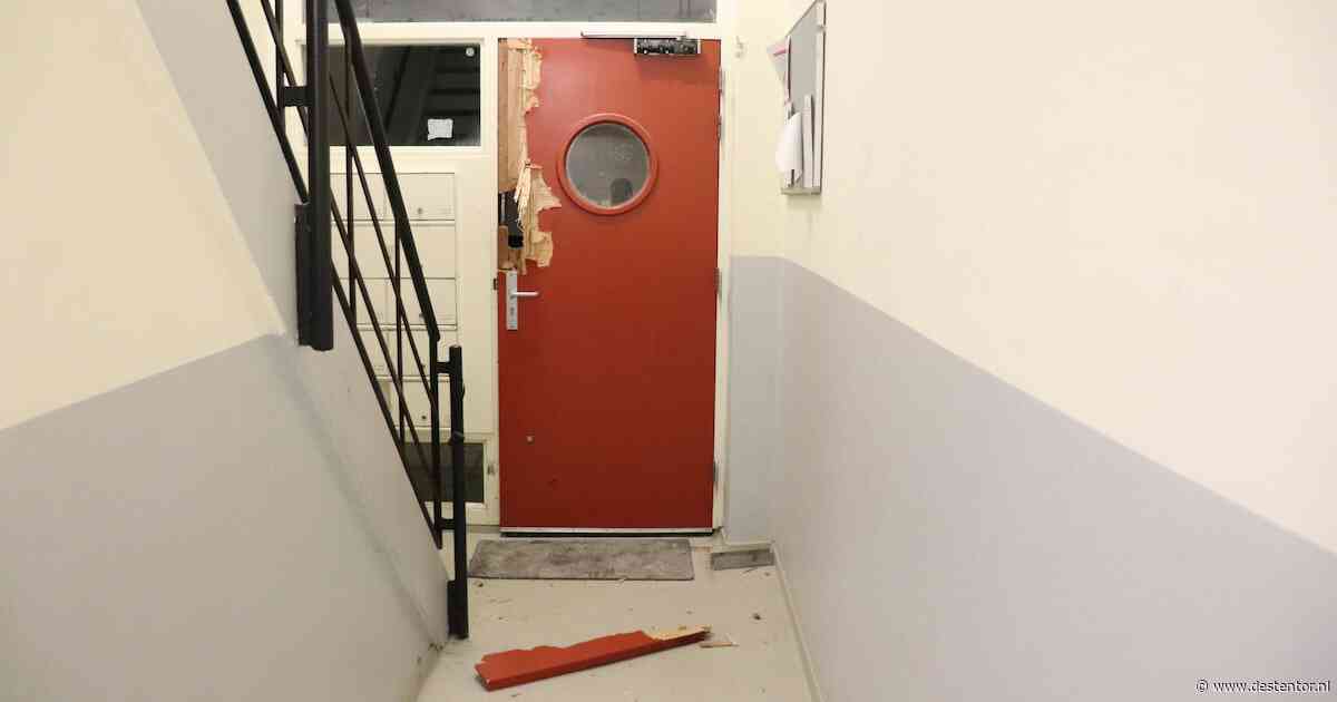 Explosie slaat gat in voordeur van portiek van appartementencomplex in Amsterdam-Noord