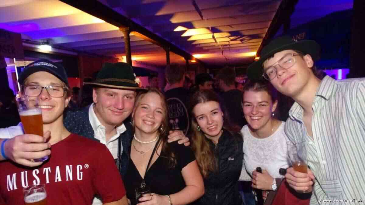 Superstimmung in der Schlossbrauerei Maxlrain auf der Nachtschichtparty am Samstagabend