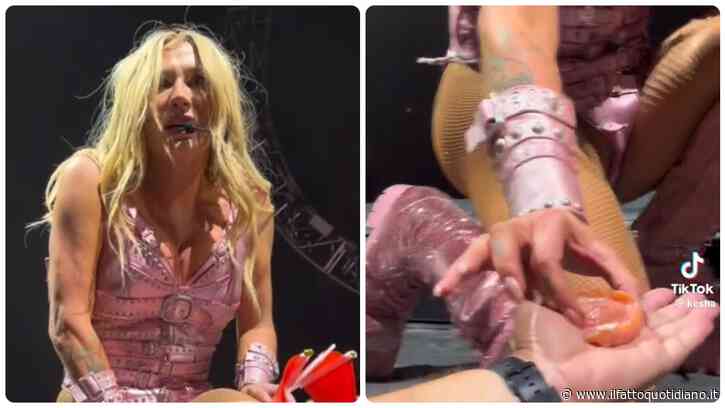 “È ancora calda”: fan regala la sua dentiera a Kesha durante il concerto, la cantante la prende in mano e reagisce così – VIDEO