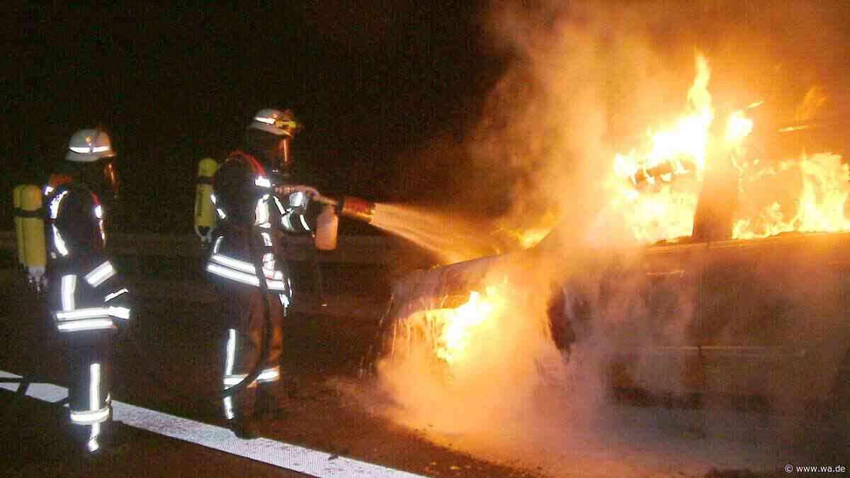 Auto geht auf Fitnessstudio-Parkplatz in Flammen auf – Polizei ermittelt wegen Brandstiftung