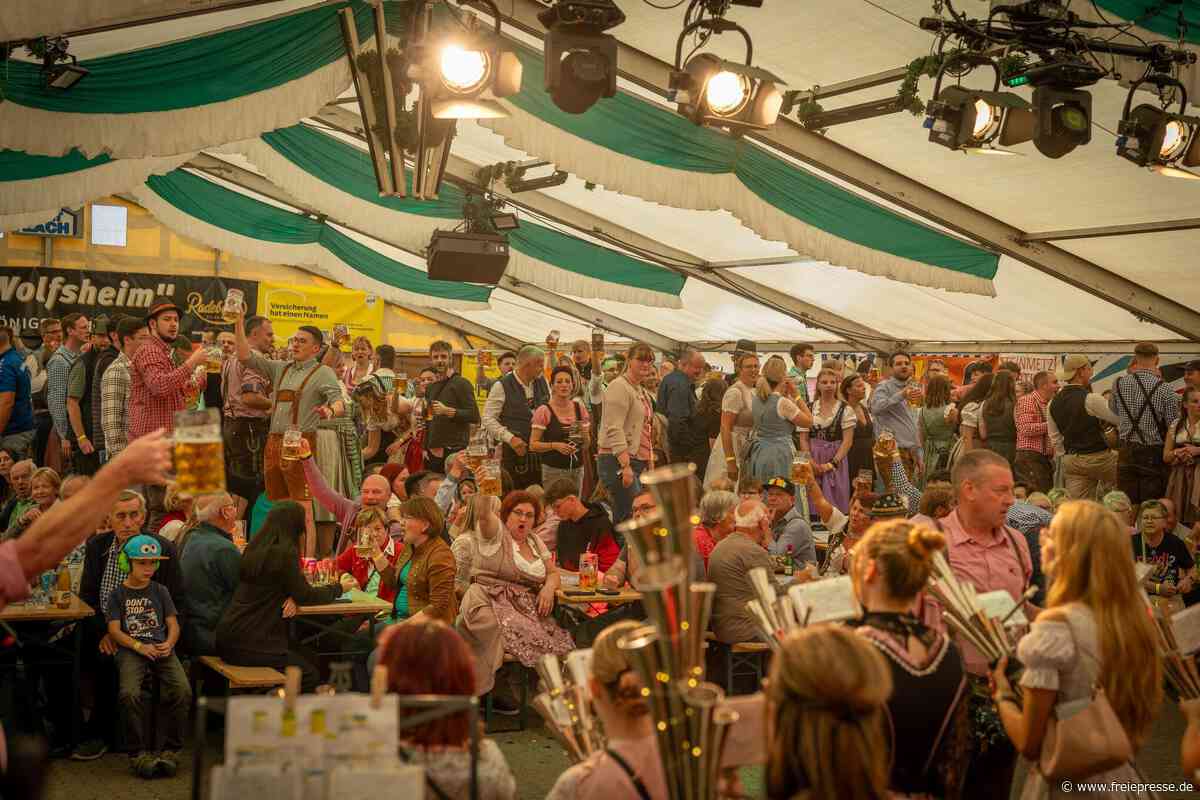 Oktoberfest-Stimmung bei „Königswalder Wiesn“ im Erzgebirge: Das sind die schönsten Bilder