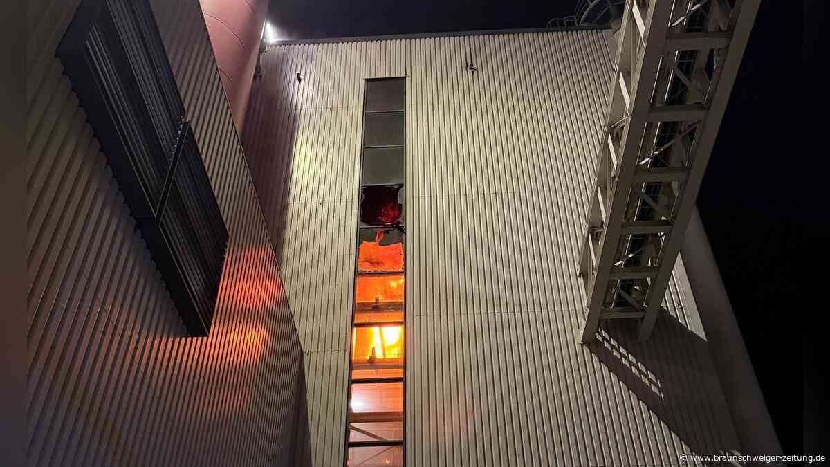 Feuerwehr-Einsatz am Kraftwerk Buschhaus: Anlagenteil brennt auf 15 Metern Länge