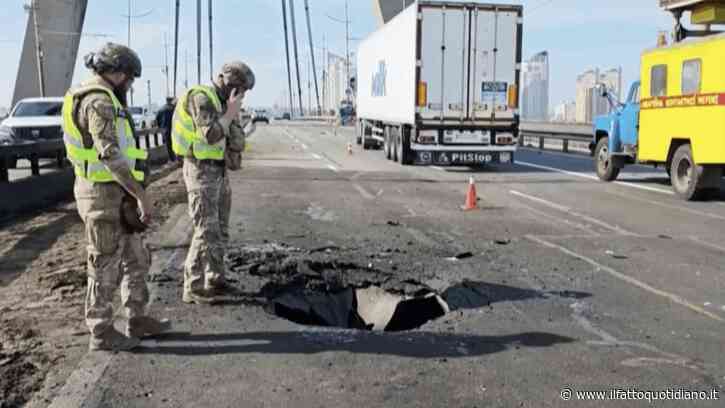Ucraina, raid russi su Kiev durante la visita di Merz: colpito il Ponte Nord. Mosca: “Combatteremo anche per lo 0,01 del Donetsk”