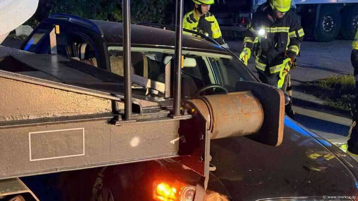 Güterzug rammt Audi an Bahnübergang – Blinklicht war wohl schon aus