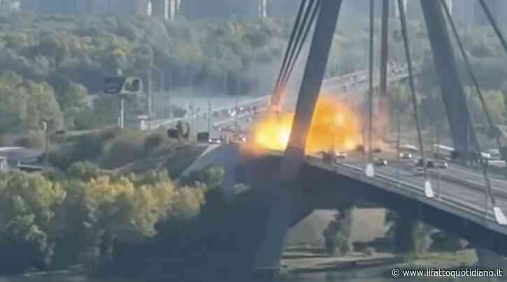 Ucraina, le immagini del nuovo attacco di Mosca contro il ponte Nord di Kiev