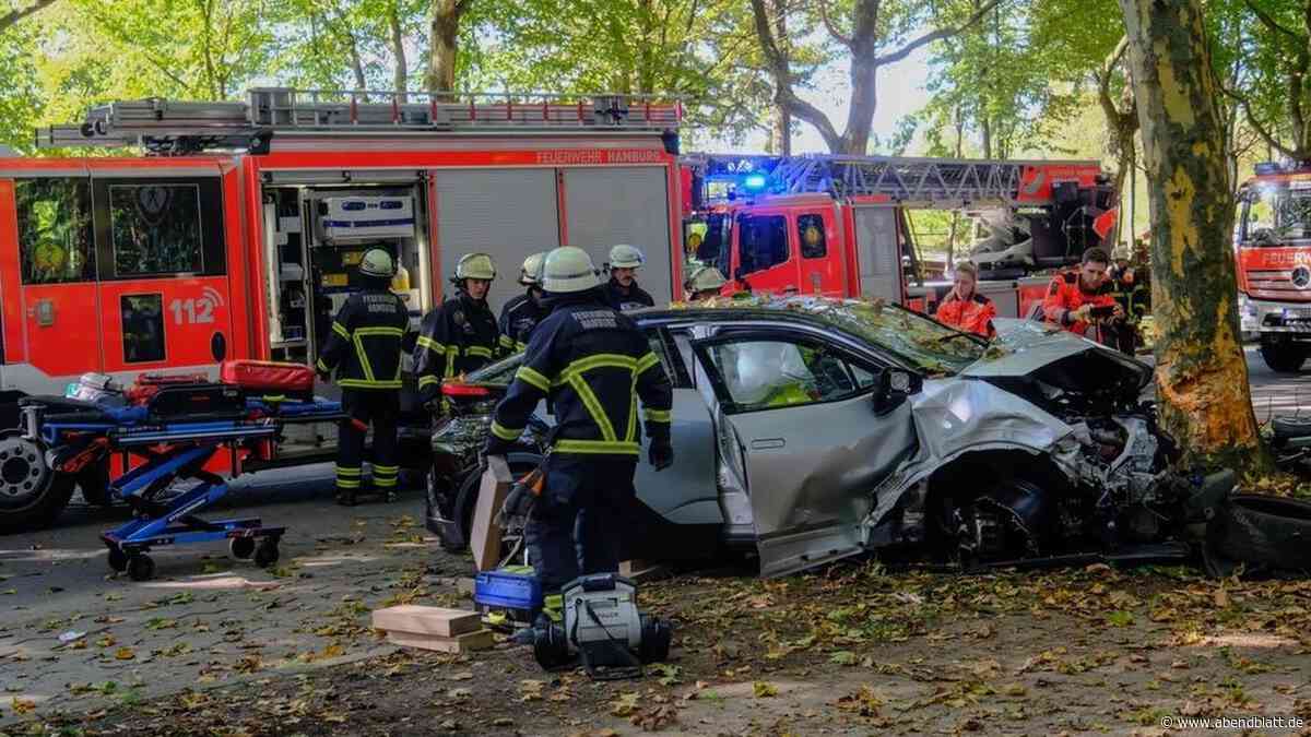 Frau prallt mit Toyota gegen einen Baum und wird schwer verletzt