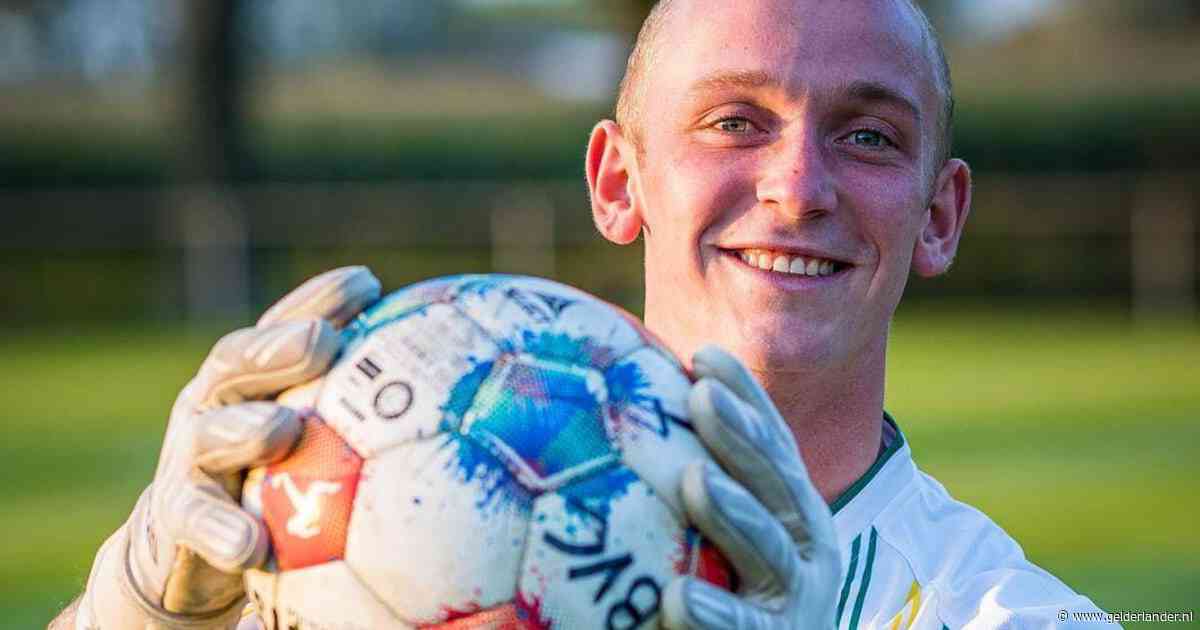 Na harde botsing op het voetbalveld kan Roel Loosen zijn nek even niet meer bewegen: ‘Ik was heel duizelig’