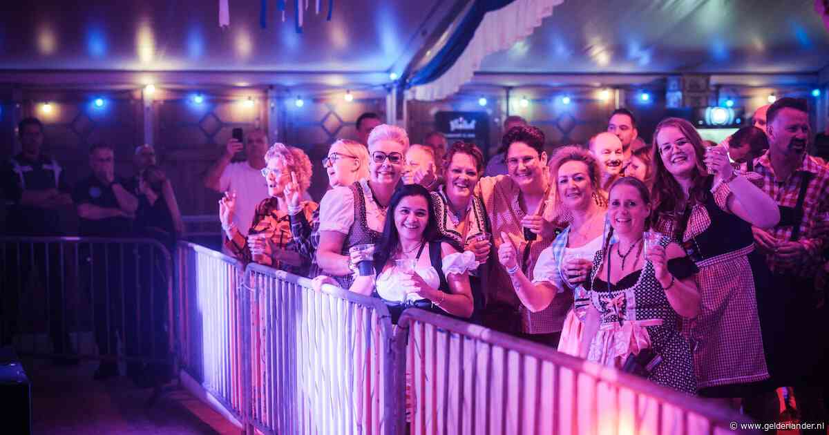 Jannes is te laat, maar dat mag pret niet drukken bij terugkeer van Oktoberfest XL: ‘We moeten nog wel met de bus naar Duiven’