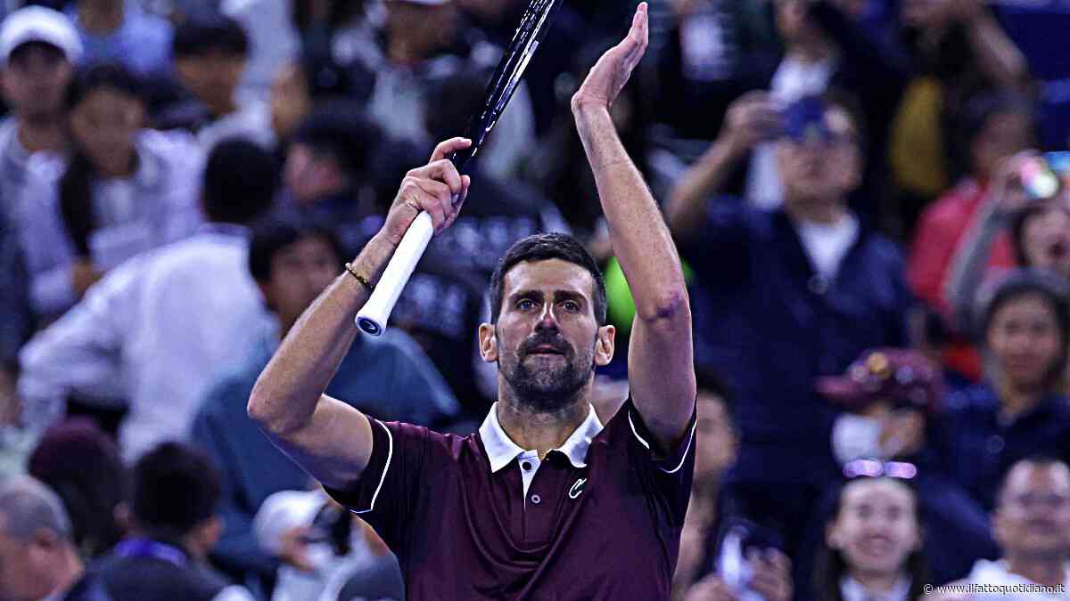Djokovic fa un regalo a Sinner: eliminato Zverev ai quarti di Pechino, battaglia e polemiche | Come cambia la classifica Atp