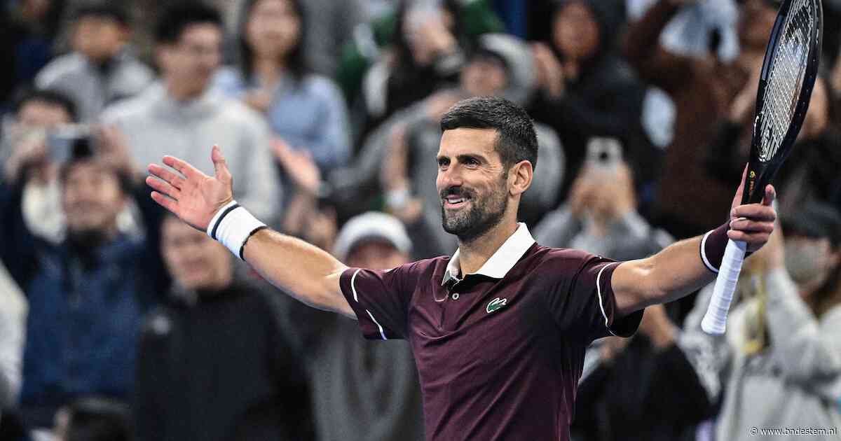 Novak Djokovic knokt zich terug tegen Alexander Zverev en bereikt halve finale in Beijing