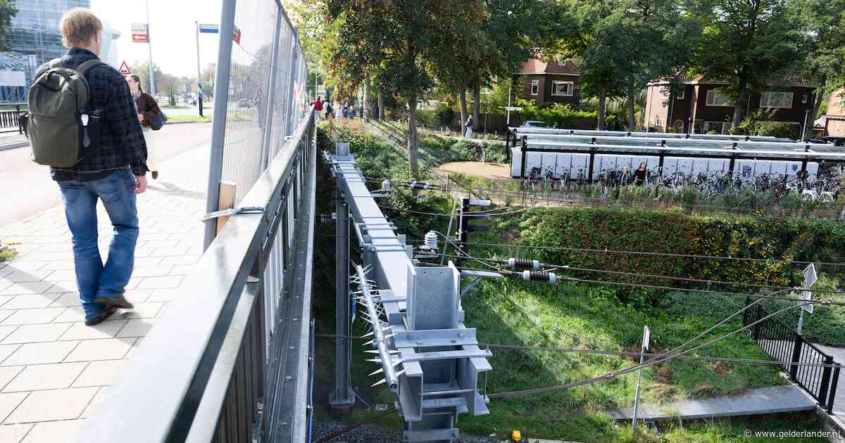 Foutje, bedankt. Mensen kunnen zó op gloednieuwe bovenleiding van trein klimmen: ‘Niet gezien in ontwerp’