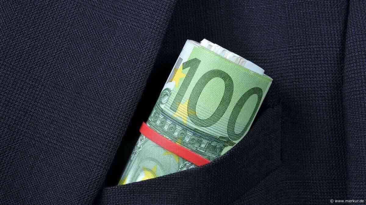 100 Euro mehr im Monat übrig: Sparen, investieren oder Kredit tilgen?