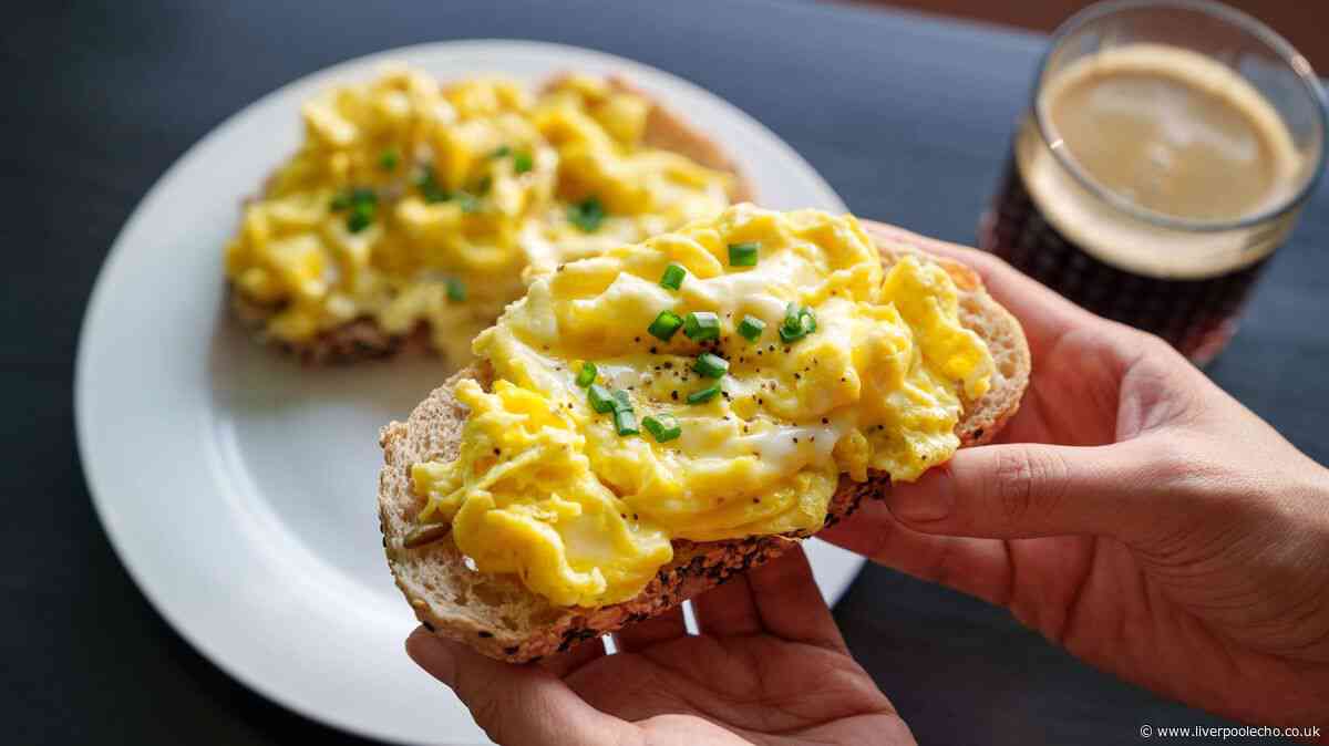 I asked chefs how to make the best scrambled eggs — don't miss easy step
