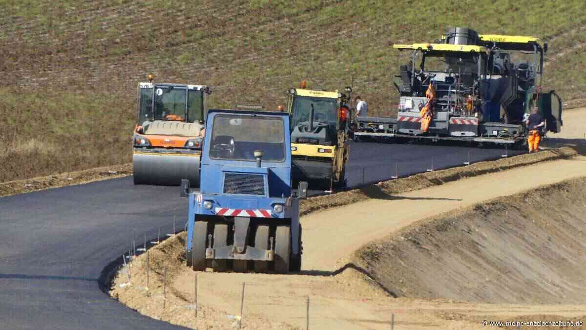 2500 Tonnen Asphalt: Lkw fahren 60 km für neue Kreisstraße bei Weitenwinterried