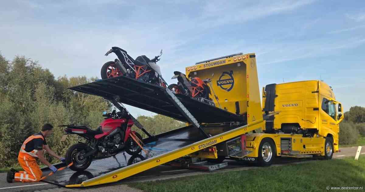 Drie motorrijders racen over de dijk bij Zalk, dan ziet een motoragent ze. Dit is het gevolg