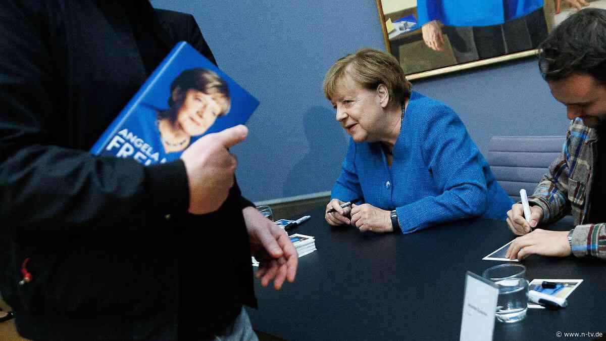 Schlange vor Bode-Museum: Merkel signiert Kunstpostkarten ihres Porträts