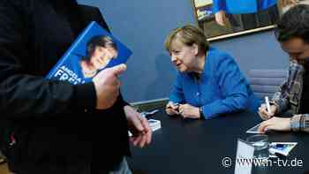 Schlange vor Bode-Museum: Merkel signiert Kunstpostkarten ihres Porträts