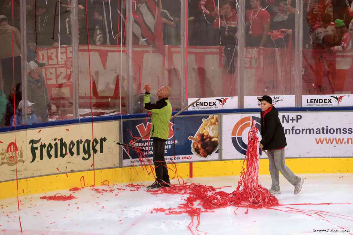 Eispiraten Crimmitschau: Sachsenderby beginnt nach Fan-Choreografie mit Verspätung