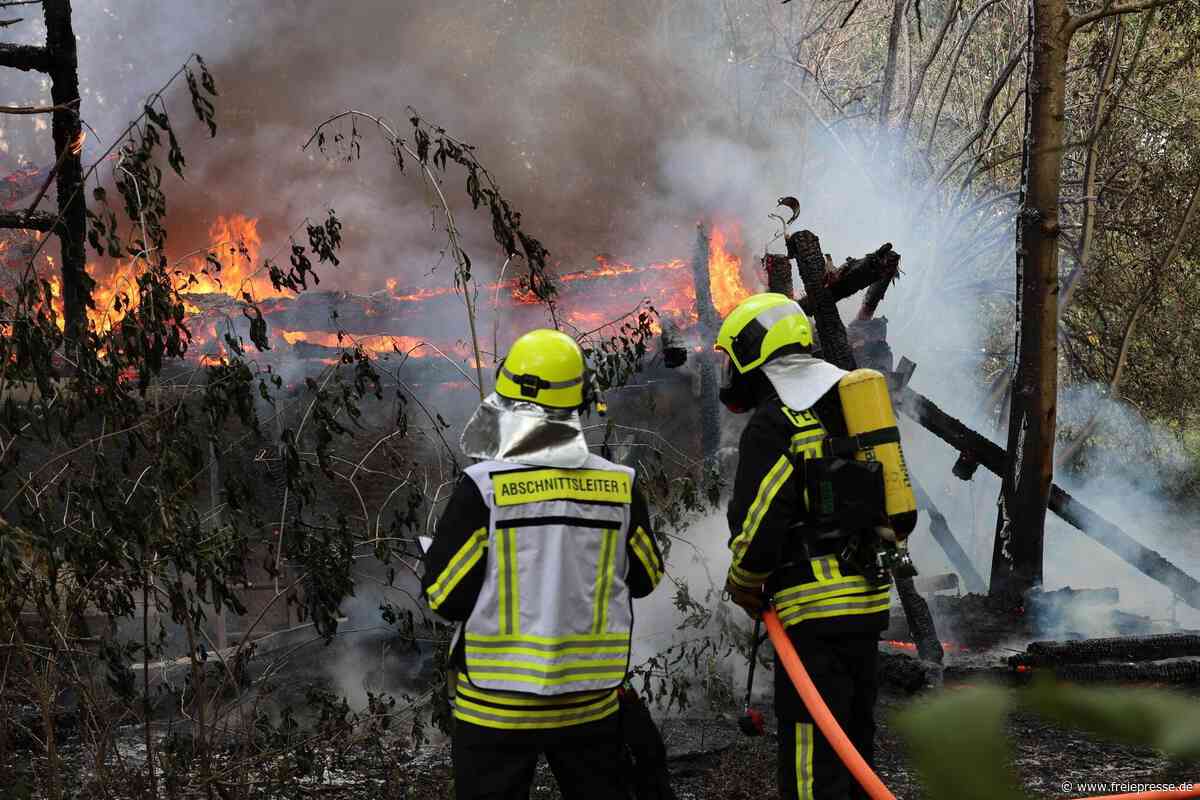 Feuer in Schneeberger Waldgebiet: Gebäude steht in Vollbrand