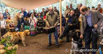 6 honden, 2 duiven en 26 schapen gezegend in Schalkhaar: ‘Het zijn mijn baby’s’