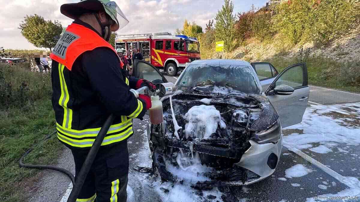 Feuerwehreinsatz bei Griesstätt: Auto fängt nach Auffahrunfall Feuer