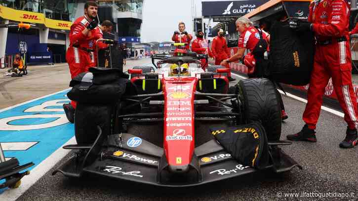 Software in tilt e auto inchiodate a 30 km/h: il bug che ferma la Formula 1 sotto la pioggia. Che cosa è successo a Sepang: “Sembrava un kart a noleggio”