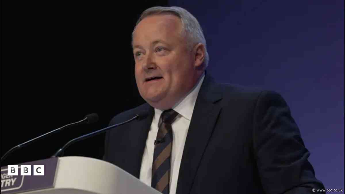 Arweinydd y Ceidwadwyr Cymreig yn beirniadu Plaid Cymru am wthio annibyniaeth