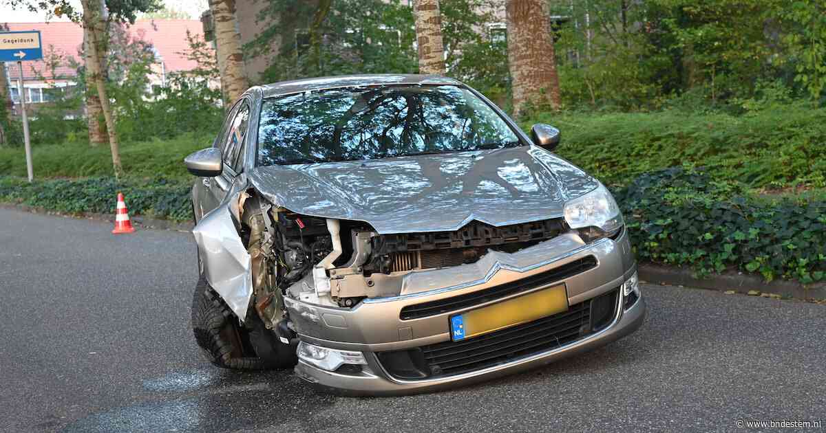 Automobilist botst door laagstaande zon tegen lantaarnpaal in Breda