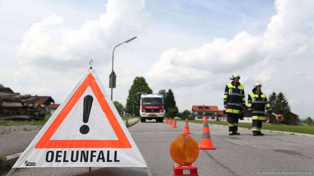 Metallkeil auf Straße reißt bei Pkw die Ölwanne auf