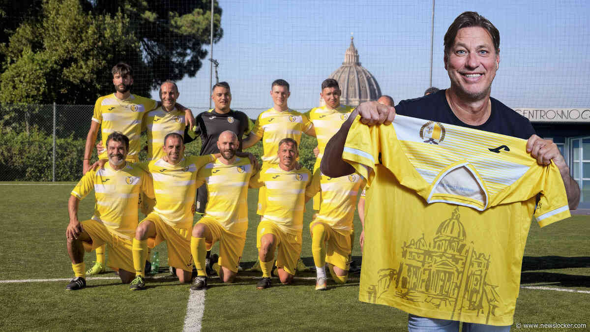 Sander de Kramer bezit zeldzaam voetbalshirt van Vaticaanse aanvoerder: ’Het katholieke bolwerk z’n tijd ver vooruit’