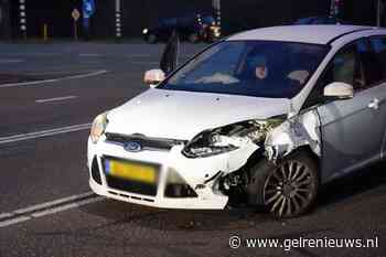 Jonge kinderen nagekeken na harde botsing tussen auto’s