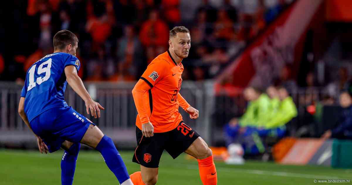 Oranje begint goed tegen Servië, schot van spits Meerdink gaat over